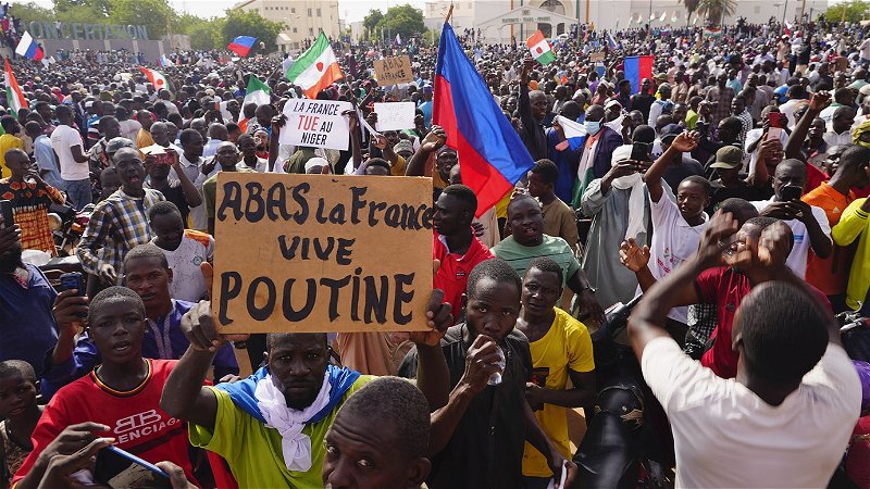 ”Ned med Frankrike – Leve Putin” skanderar unga nigerer under en demonstration till stöd för kuppmakarna i Nigers huvudstad Niamey den 30 juli. Foto: Sam Mednick/AP.