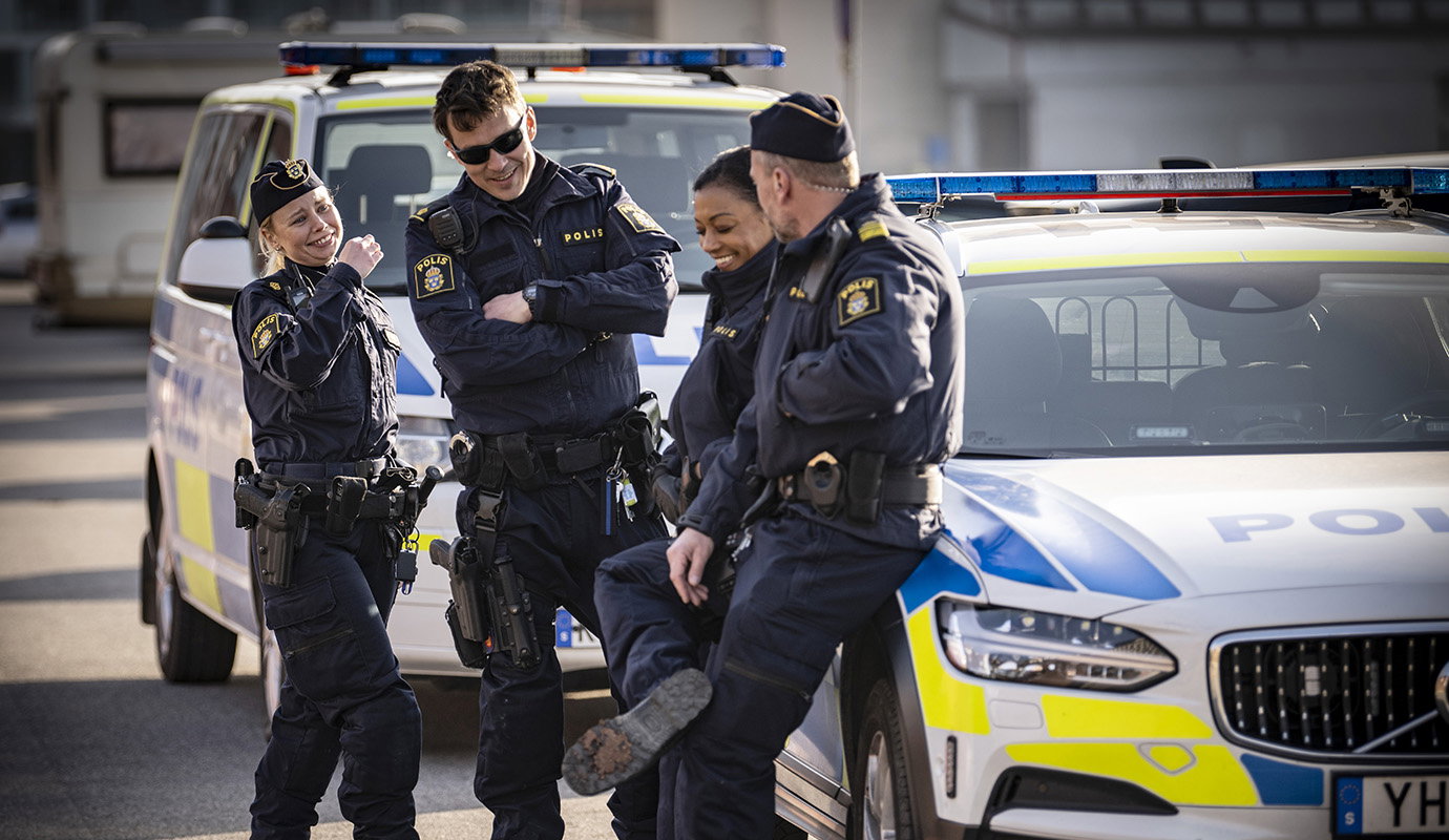 Blå nostalgi flödar när poliserna själva fattar pennan
