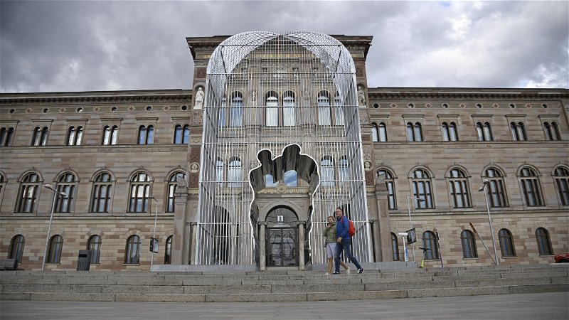 Förra året placerades Ai Weiweis verk ”Arch” utanför det ekonomiskt ansträngda Nationalmuseum av Spotifys ägare Daniel Ek. Foto: Anders Wiklund/TT.
