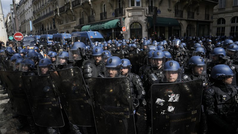 Gendarmeri. Frankrikes ökända kravallpolis laddar för drabbning. (Lewis Joly/AP)