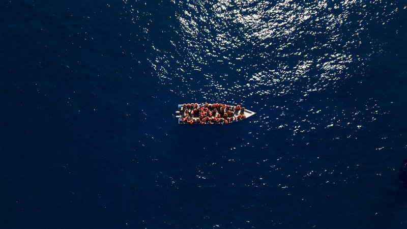 På drift. Migranter från Libyen och Eritrea på en träbåt fem mil norr om Libyen. (AP Photo/Joan Mateu Parra)