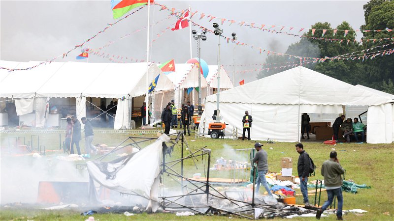 BRAND. Både tält och bilar brändes under torsdagen när den Eritreanska festivalen skulle dra igång. 
