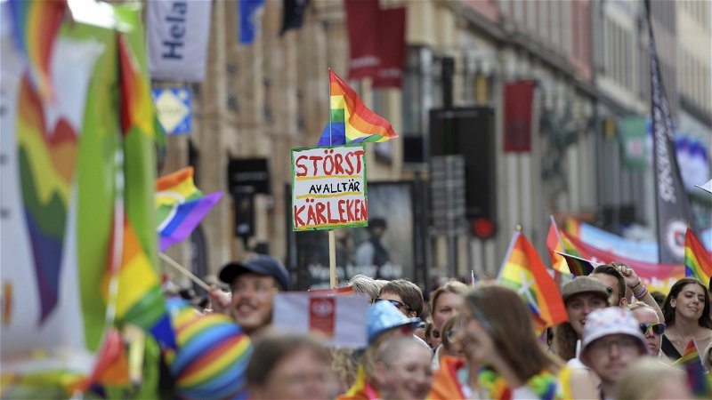 Stolthet. Ett kärleksbudskap under fjolårets Stockholm Pride. (Maja Suslin/TT)
