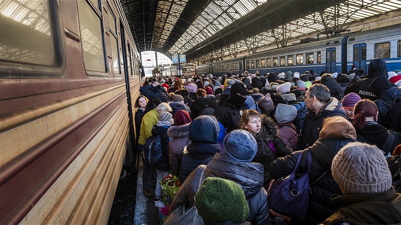 Enligt FN fanns i juli 6,2 miljoner ukrainska flyktingar. Från resandets epicentrum Lviv går tågen vidare till Polen. Foto:   Magnus Hjalmarson Neideman/SvD/TT.