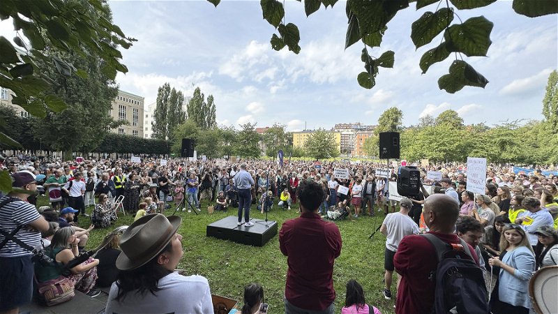 Tusentals samlades i Fatburs-parken i Stockholm för att demonstrera mot lagförslagen. Foto: Petter Evertsen.
