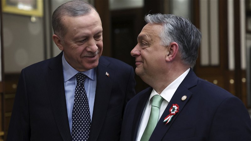 Bästisar? Viktor Orbán och Turkiets president Erdogan möts i Ankara, mars 2023. Foto: AP.