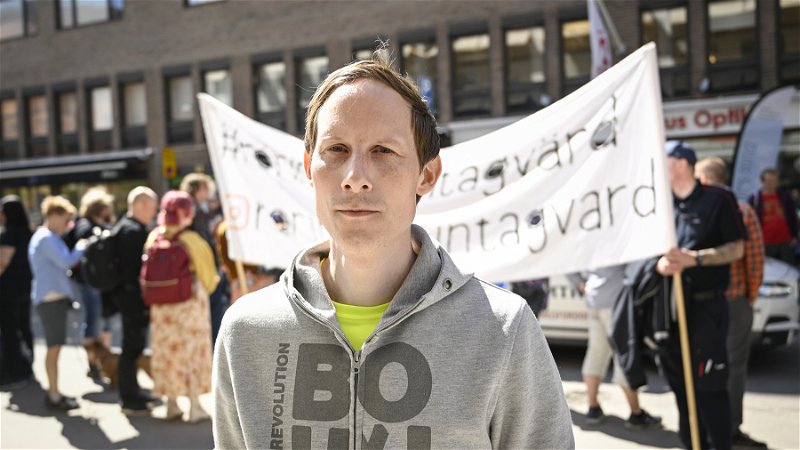 Tågföraren Nils Westberg Ahlmark demonstrerar utanför Sekos huvudkontor på Hagagatan den 12 maj 2023. Foto: Henrik Montgomery/TT.