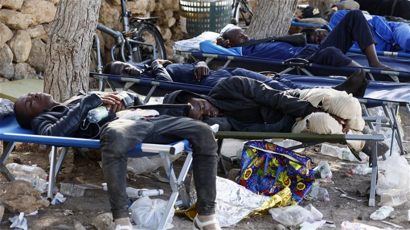 Migranter vilar på britsar den 15 september efter att ha landstigit på den italienska ön Lampedusa. Därifrån skickas de allra flesta direkt tillbaka till sina hemländer. Foto: Cecilia Fabiano/AP.