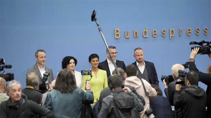 Sahra Wagenknecht och fyra kolleger ger en presskonferens i tyska förbundsdagen på måndagen där de meddelade att de grundar ett nytt parti. Foto: Markus Schreiber/AP.