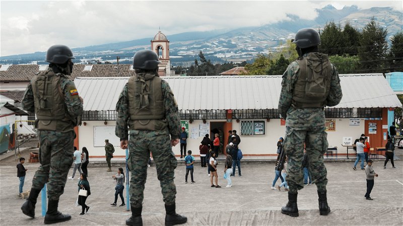 Soldater vaktar en vallokal i Ayora i Ecuador inför den första omgången den 20 augusti.
Foto: Dolores Ochoa/AP.