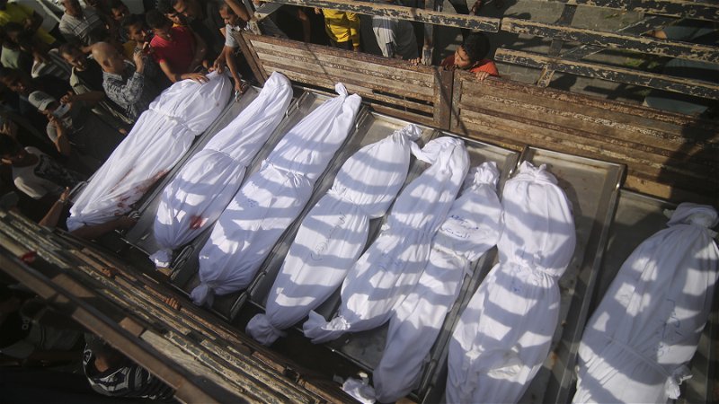 Kroppar som tillhör familjen Abu Rayash fraktas från Edwinsjukhuset i Rafah den 12 oktober. Foto: Hatem Ali/AP.