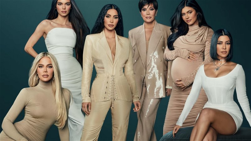 Tidigare i år hamnade Kim Kardashian på plats 2 259 bland världens rikaste personer. Hennes syster Kylie Jenner utsågs 2019 till historiens yngsta miljardär. Foto: Hulu.