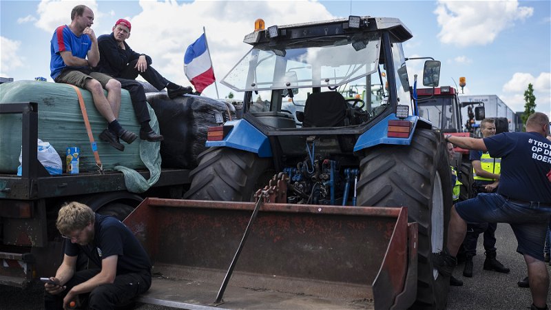 Holländska bönder deltar i en protester mot den nederländska regeringens klimatpolitik i juli 2022. Foto: Peter Dejong/AP.