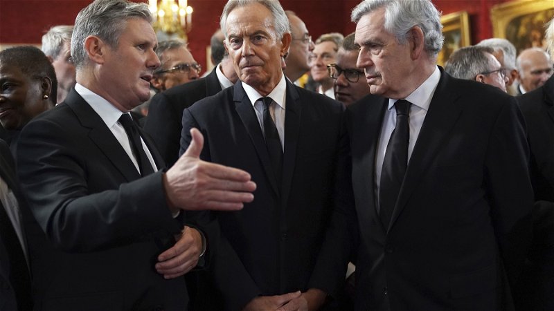 Labours ledare Keir Starmer i sällskap med de tidigare partiledarna Tony Blair och Gordon Brown, vilka han tycks stå närmare politiskt än föregångaren Jeremy Corbyn. Foto: Kirsty O’Connor/AP.