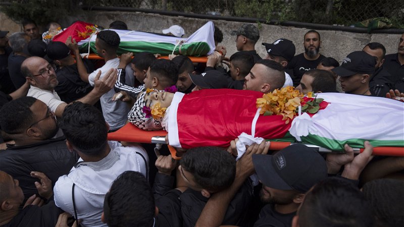 Palestinska sörjande bär 17-åriga Yasser Kasbehs och 
16-åriga Adam Julani kroppar, som båda dödades i strider med israeliska soldater den 9 oktober. Foto: Nasser Nasser/AP.