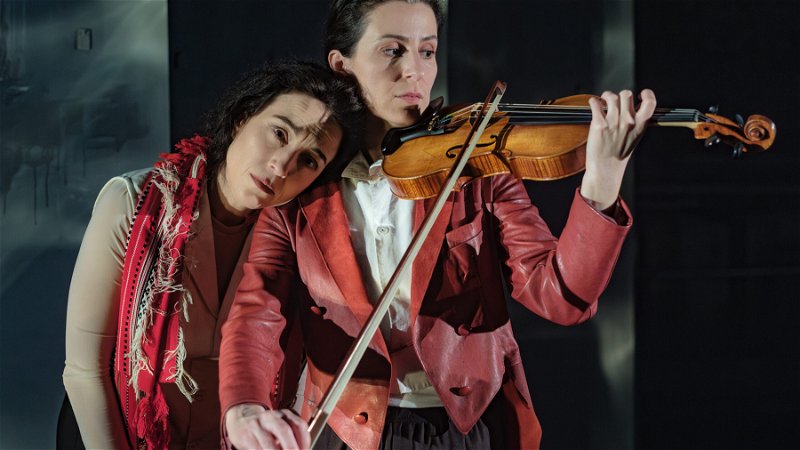 Pjäsförfattaren Adriana Savin 
och violinisten Gaianeh Pilossian. Foto: Henrik Dahl.