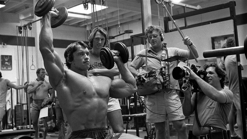 Filmteamet bakom dokumentären ”Pumping Iron” fångar Arnold i hans naturliga element. Foto: Wikimedia.
