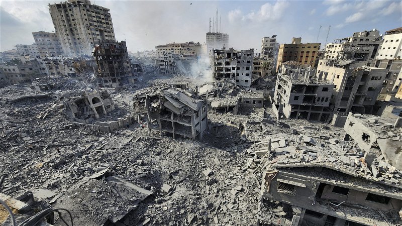 Ett kvarter har jämnats med marken av israeliska bombningar i Gaza City. Foto: AP/Hassan Eslaiah.