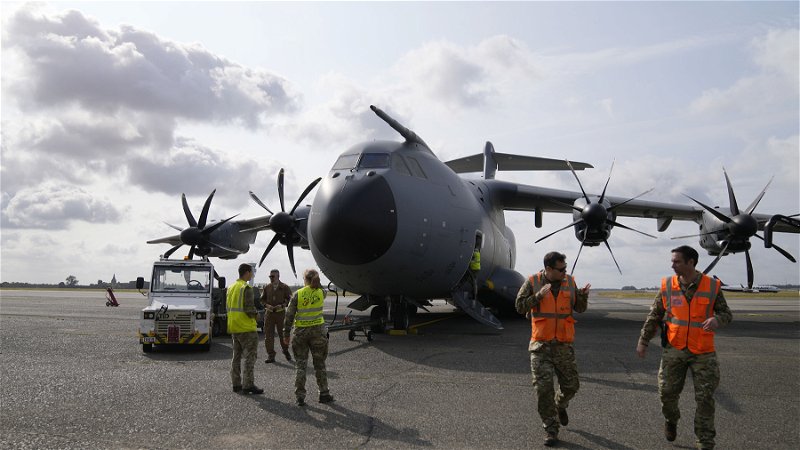 Besättningen förbereder en militärtransport vid militärflygplatsen i belgiska Melsbroek den 4 juli. Foto: Virginia Mayo/AP.
