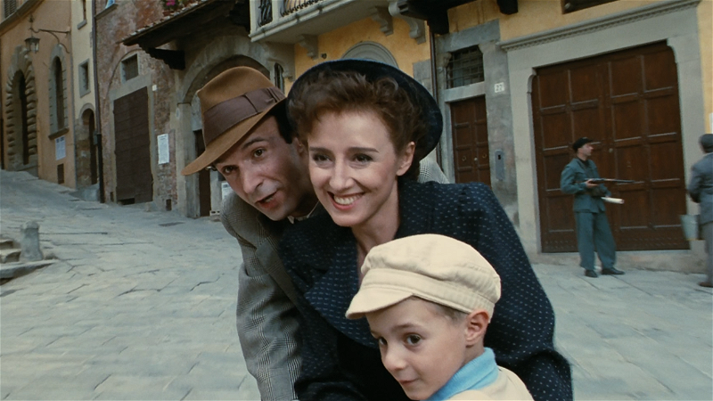Roberto Benignis La vita è bella från 1997 blev mångfaldigt prisbelönt, men kritiserades också. Foto: Miramax films.