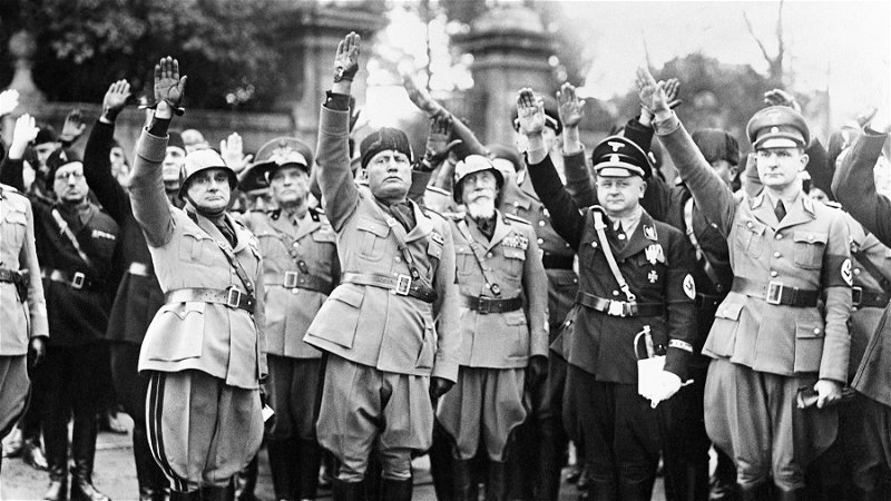 Benito Mussolini firar fascismens 14-årsjubileum i Rom tillsammans med en delegation nazistiska officerare den 28 oktober 1936. Foto: AP.
