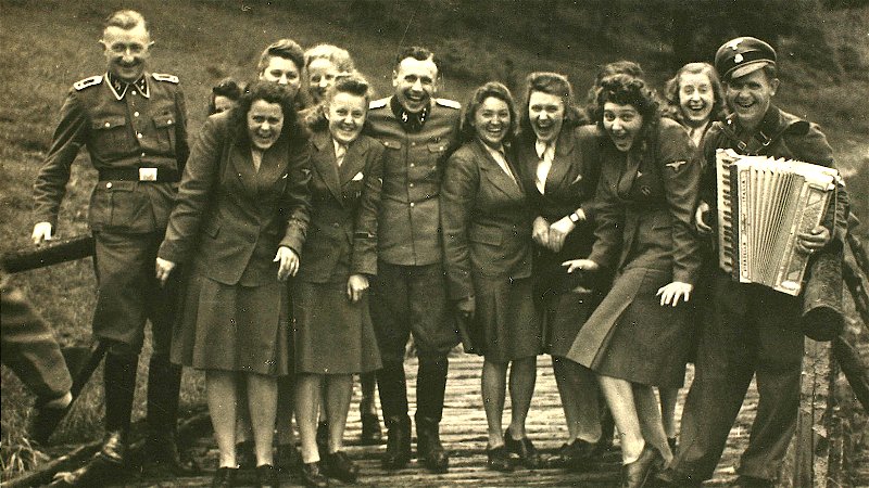 SS-trupper mår dåligt strax intill Auschwitz i juli 1944. Foto: Wikipedia Commons.