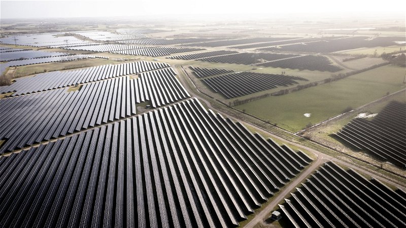 Solpark. Utanför byn Hjolderup i södra Danmark finns 340 hektar med solpaneler, med en planerad effekt på 300 MW. Foto: Mads Claus Rasmussen/Ritzau Scanpix/AP.