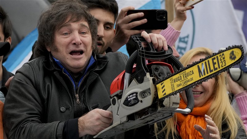 Nedskärare. Argentinas nya president Javier Milei har lovat att sätta svångrem på statens utgifter. Foto: AP/Natacha Pisarenko.