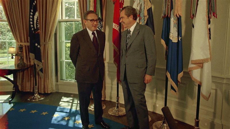 Henry Kissinger, då utrikesminister, gratuleras av president Richard Nixon efter att han tillkännagivits som mottagare av Nobels fredspris. Foto: AP.