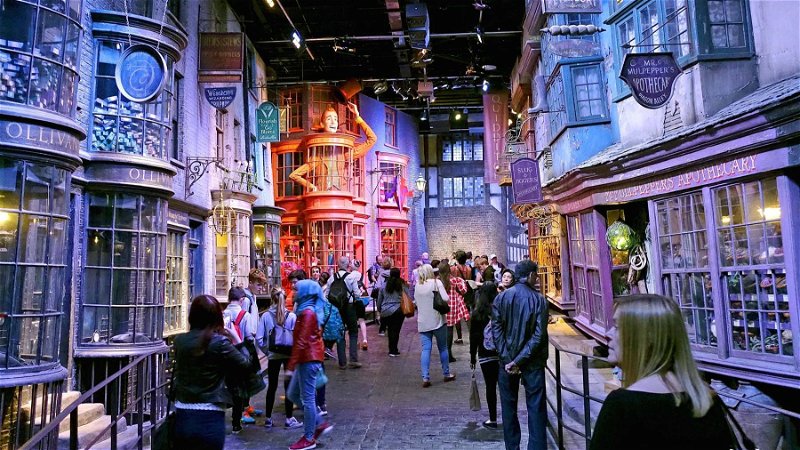 Turister besöker Warner Bros-studion i London, där Harry Potter-filmerna spelades in. Ett överdrivet intresse för bok- och filmserien bland millennials har klassificerats som ”cringe” av den yngre generationen. Foto: Ross D. Franklin/AP.