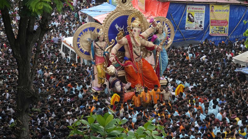 Även i Mumbai den 9 september 2023 ville folk se elefanten. Foto: Rajanish Kakade/AP.