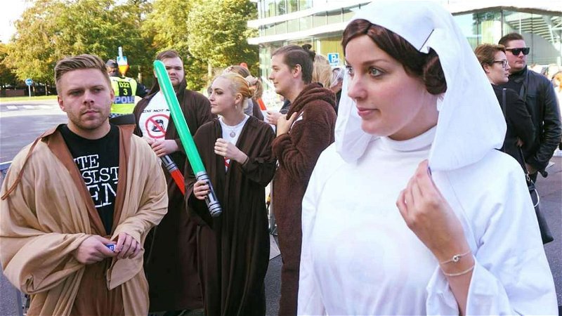 Att klä ut sig till Star Wars-karaktär för att protestera mot en nazistdemonstration desarmerar de känslor som de högerextrema strävar efter att skapa. Foto: Privat.