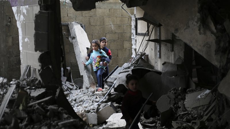 De palestinska barnens lidande är inte bara ”sidoskador” utan en uppenbar konsekvens 
av invasionen. Foto: Hatem Ali/AP.
