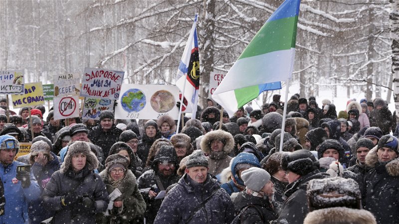 Protest i Arkhangelsk mot Moskvas planer på att dumpa sopor i ett dussintal fattiga glesbygdsstäder. Foto: Natalia Beshkareva/Pravda/AP.