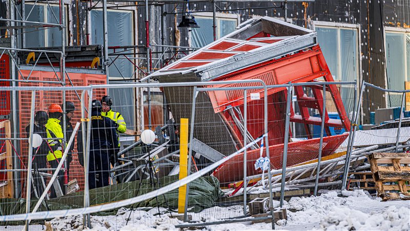 Polisens kriminaltekniker vid olycksplatsen i Sundbyberg där fem män omkom i en hissolycka. Foto: Magnus Lejhall/TT.