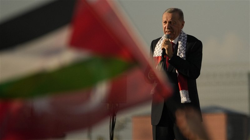 Erdogan på ett möte till stöd för Palestina den 28 oktober 2023. Foto: Emrah Gurel/AP.