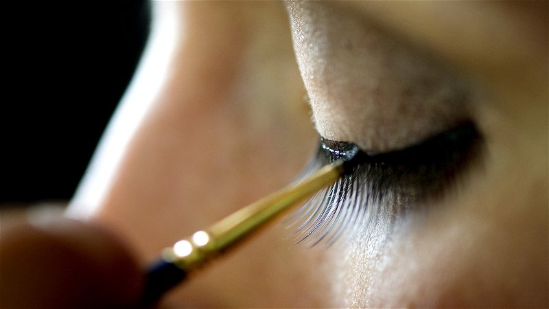 I skönhetskapitalismen kan eyeliner 
öka din anställningsbarhet. Foto: Pontus Lundahl/TT.
