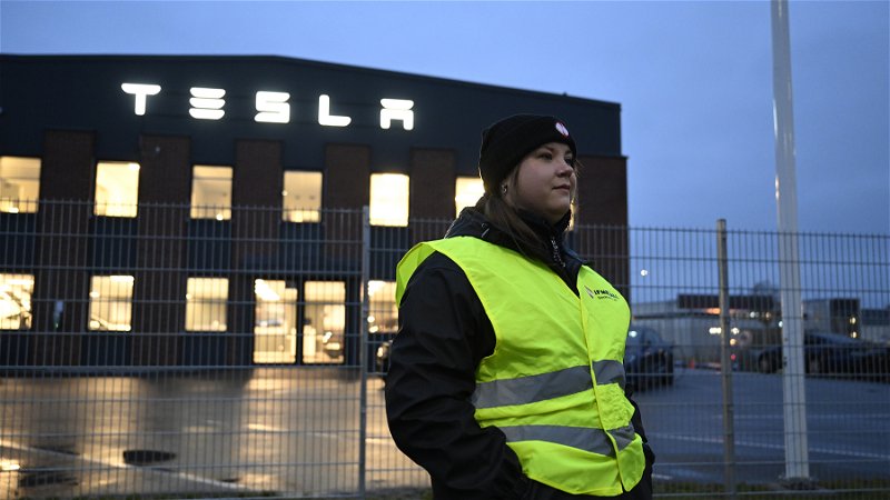 Emma Hansson från IF Metall är strejkvakt utanför Teslas Servicecenter i Segeltorp. Foto: Jessica Gow/TT.