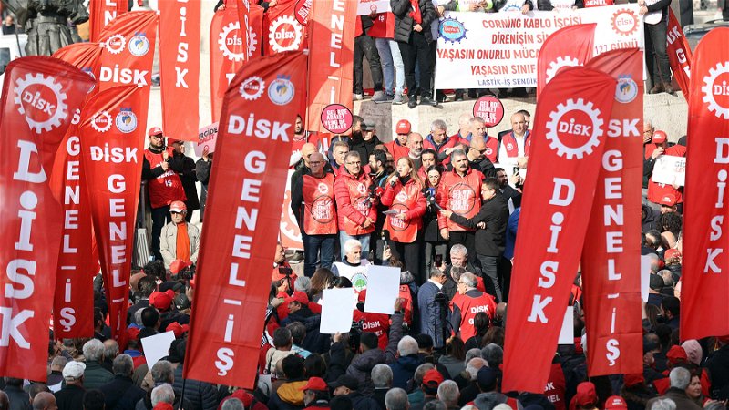 Den progressiva fackfederationen Disks ordförande Arzu Cerkezoglu talar under en demonstration för ekonomisk rättvisa i Ankara den 17 november. Foto: Adem Altan/AP.