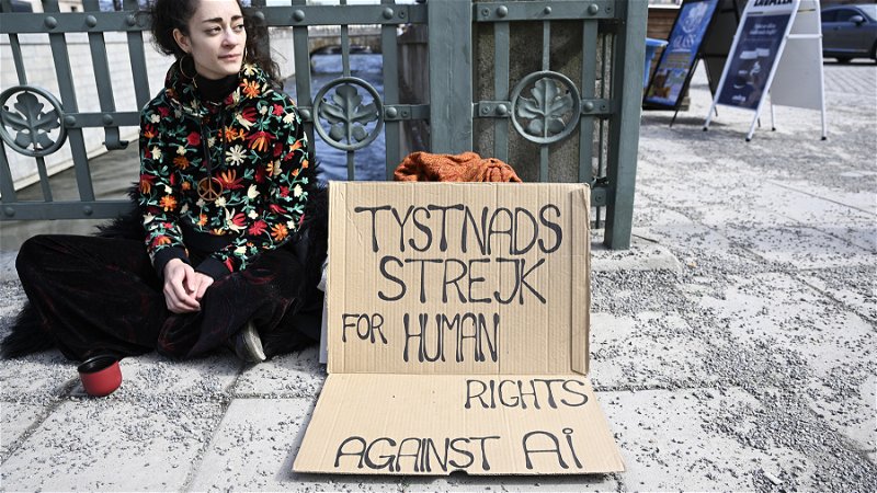 En ung kvinna demonstrerar för mänskliga rättigheter mot artificiell intelligens. Foto: Fredrik Sandberg/TT.