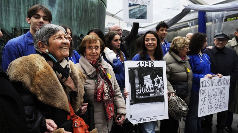 Förintelseöverlevaren Ginette Kolinka protesterar mot antisemitism i kölvattnet av kriget i Gaza, vid Paris förintelsemuseum den 18 november 2023. Foto: Thibault Camus/AP.
