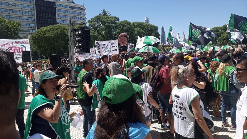 Kulturarbetare protesterar utanför 
Centro Cultural Nestor Kirchner i Buenos Aires. Foto: Jon Weman. 