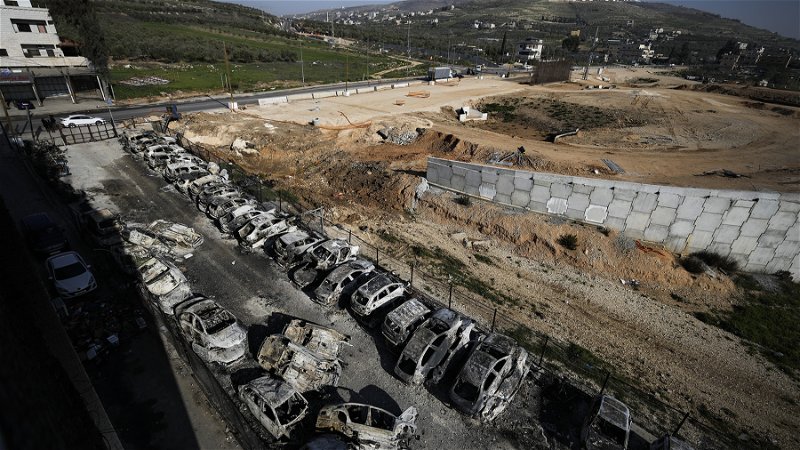 Brända bilar i Huwara den 27 februari 2023, efter en våldsam bosättarräd som svarade på att två bosättare sköts ihjäl av en palestinier. Foto: Majdi Mohammed/AP.