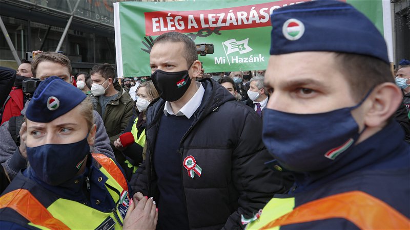 Hemlandsrörelsens ledare László Toroczkai under en demonstration i Budapest. Foto: Laszlo Balogh/AP Photo.