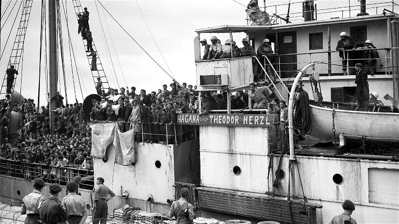 Judiska immigranter anländer till hamnen i Haifa på skeppet ”Theodore Herzl” den 14 april 1947. Frågan om europeiska judiska flyktingar splittrade den palestinska vänstern fram till Israels grundande. Foto: AP.