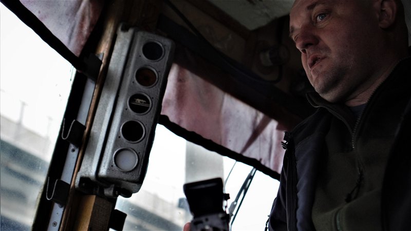 Oleksandr Skyba, tågförare vid den statliga järnvägen, säger att oseriösa aktörer tar chansen att försämra arbetarnas villkor under kriget. Foto: Volodya Vagner.