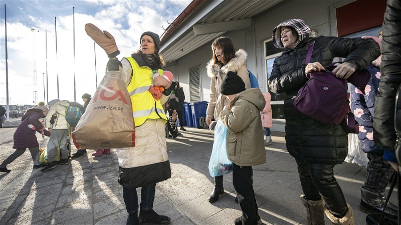 Volontärer delar ut förnödenheter till ukrainska flyktingar vid hamnen i Karlskrona strax efter krigsutbrottet. Foto: Johan Nilsson/TT.