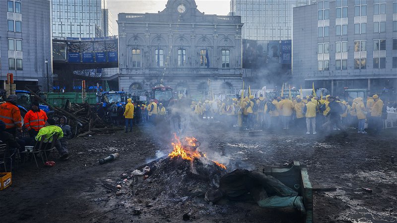 Bönder från hela Europa protesterar utanför Europaparlamentet i Bryssel den 1 februari. Foto: Thomas Padilla/AP.