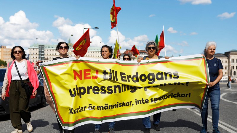 Aktivister demonstrerar mot Turkiets krav på utlämningar av kurder. Foto: Ali Lorestani/TT.