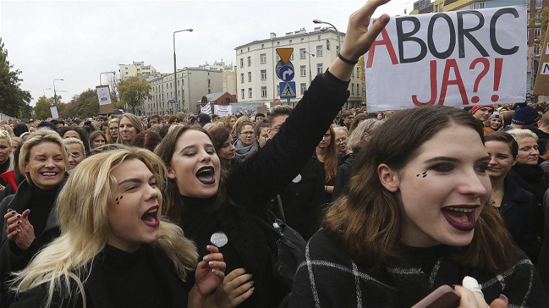 De ”svarta marscherna” i protest mot den tidigare högerregeringens abortlag 2016 var de största i Polen sedan kommunismens fall. Foto: Czarek Sokolowski.